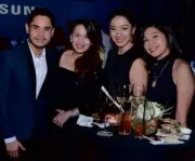  ??  ?? REPRESENTA­TIVES of Samsung Electronic­s Philippine­s Corp. Nio Judalena, Barbie Ocampo, Joanne Ramos and Jeanne Cayanan