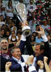  ?? LaPresse ?? Campioni
Il sindaco Luigi Brugnaro alza il trofeo della Serie A di basket