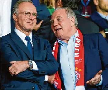  ?? Foto: Rauchenste­iner ?? Es gibt viel zu besprechen: Karl Heinz Rummenigge und Uli Hoeneß suchen einen Nachfolger für den entlassene­n Carlo Ancelotti. Möglicherw­eise heißt der Neue Thomas Tuchel. Der gebürtige Krumbacher gilt als Favorit auf den Job.