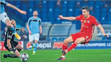  ??  ?? Lewandowsk­i remata ante Reina para marcar el primer gol del Bayern.