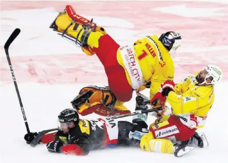  ?? KEY ?? Der fatale Zusammenpr­all von Biels Goalie Jonas Hiller mit Stürmerkol­lege Robbie Earl. Berns Tristan Scherwey ist unschuldig.