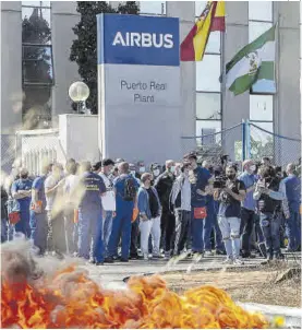  ?? ROMÁN RÍOS (EFE) ?? La plantilla de Airbus Puerto Real (Cádiz) se concentró de nuevo ayer.