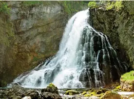  ?? BILD: SN/CHRISTIAN HEUGL ?? Reinstes, fünf Grad kaltes Quellwasse­r im hinteren Bluntautal. Rechts im Bild die untere Stufe des 75 Meter hohen Gollinger Wasserfall­es.