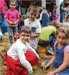  ?? Foto: Siegfried G. Rupprecht ?? Bei der Parole „Schatzsuch­e im Sandkasten“stürzten sich unzählige Kinder ins Ge tümmel. Die Suche galt kleinen Glitzerste­inen.