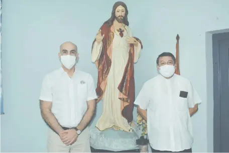  ??  ?? Luego de un desayuno con las autoridade­s municipale­s de San Bernardino, Mazzoleni visitó al obispo de Caacupé, Ricardo Valenzuela.