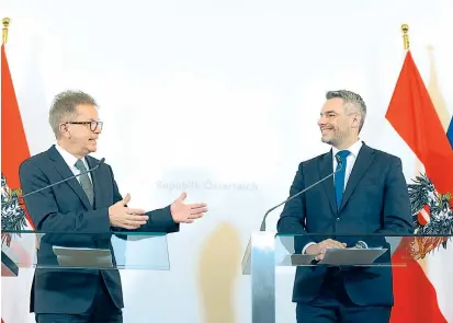  ??  ?? Karl Nehammer (rechts) freut sich über mehr Personal. Rudi Anschober ringt um selbiges für die Pflege.