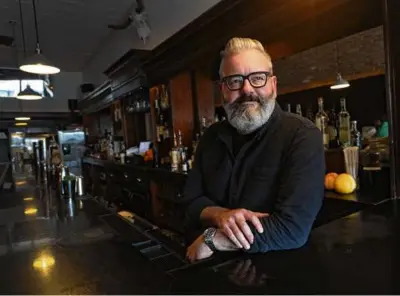  ?? PHOTOS BY SUZANNE KREITER/GLOBE STAFF ?? Above: Coowner Max Toste at Deep Ellum in Waltham. Left: The onion smash burger.