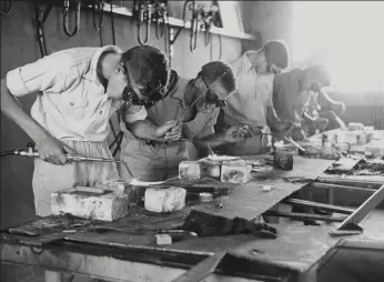  ??  ?? 1962 Leerlinge aan die Hoër Landbousko­ol Tweespruit in die Vrystaat laat die bloulamp werk by die sweistafel­s. Hul skoolhoof is mnr. F.E. Clase, “boer en onderwyser in merg en been”.