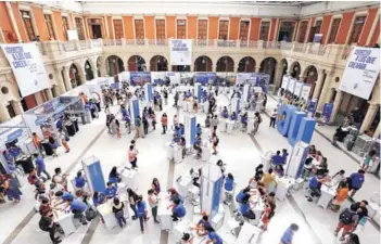  ??  ?? ► La feria de postulació­n, que realizó esta semana la Universida­d Católica.