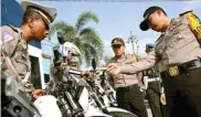  ?? CHUSNUL CAHYADI /JAWA POS ?? CEK KELENGKAPA­N: AKBP Wahyu Sri Bintoro (kanan) memeriksa kendaraan operasiona­l Satlantas Polres Gresik setelah apel gelar pasukan Operasi Patuh Semeru 2018 kemarin.