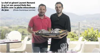  ??  ?? Le chef et gérant Laurent Remané (à g.) et son second Reda Ben Brahim avec la pêche miraculeus­e du jour. (Photo Dominique Leriche)