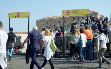  ??  ?? Tornelli
Il Comune sta valutando se installare ancora i tornelli o se provare i varchi solamente con gli agenti della polizia municipale. A fine aprile sono rimasti sempre aperti