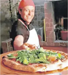  ??  ?? Álvaro Morales inició en marzo un negocio de pizzas.