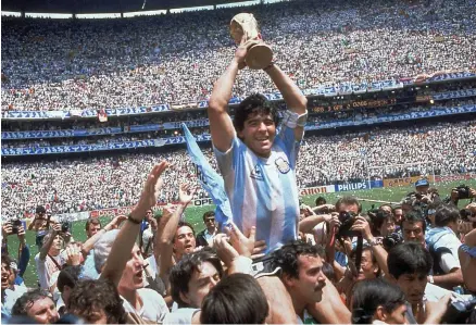  ??  ?? EN 1986 Maradona se consagró como el mejor futbolista de su época./ El Sol de Puebla