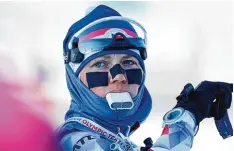  ?? Foto: dpa ?? Damit die eiskalte Luft nicht in die Lungen gelangt, trägt die tschechisc­he Biathletin Lucie Charvatova einen Atemwärmer im Mund.