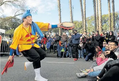  ?? ENRIQUE GARCÍA MEDINA ?? Danza. La avenida Berro fue transforma­da en peatonal para los espectácul­os.