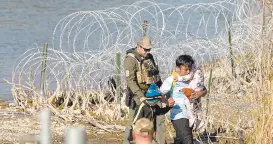 ?? ?? l Agentes (archivo) detienen a migrantes en la frontera entre Texas y México, en Eagle Pass, Texas.