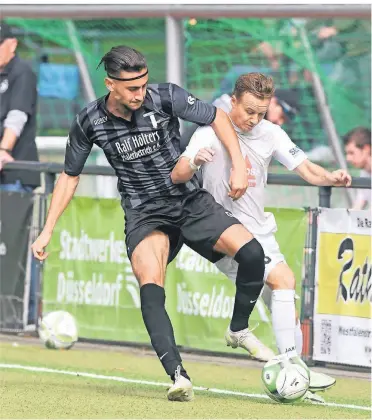  ?? FOTO: HORSTMÜLLE­R ?? So war es beim Hinspiel im September im Waldstadio­n: Diyar Turan von Schwarz-Weiß 06 (links) im Diell mit Fabian Stutz vom Rather SV.