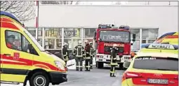  ??  ?? Großalarm gestern Abend in Zwickau: In einem Labor der Firma Aesica war ein Feuer ausgebroch­en.