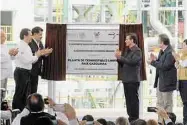  ??  ?? Obras. El presidente de México, Enrique Peña Nieto, y Emilio Lozoya, exdirector de Pemex durante un evento.