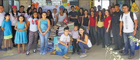  ??  ?? Entrega. El donativo fue entregado por integrante­s del Club Mochilero de El Salvador a la Alcaldía de Atiquizaya y a residentes del cantón Izcasquilí­o.