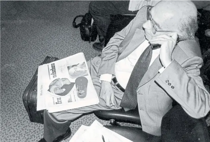  ?? JUAN CRUZ ?? Saramago desayuna en el aeropuerto de Frankfurt sobre un periódico que da la noticia de su Nobel en primera plana. Volaba a Madrid a encontrars­e con su mujer, Pilar del Río. Juan Cruz tomó la fotografía.