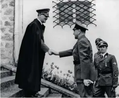  ??  ?? EL SALUDO DE LOS MONSTRUOS. El Führer estrecha la mano del fascista croata Ante Pavelic durante una visita de este a la residencia de Hitler en Berchtesga­den.