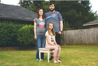  ?? NICK OXFORD FOR THE WASHINGTON POST ?? Kristi and Kyle Robertson, seen with their daughter Aurora in Yukon, Okla., are atheists. Aurora’s mother says her child discovered God and Christiani­ty via her third-grade public-school teacher.