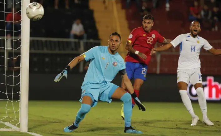  ?? MAYELA LÓPEZ ?? Keylor Navas observa como una pelota de un centro sale, a un costado, de su marco. El arquero demostró su calidad en el marco nacional.