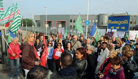  ?? (Sartori) ?? La protesta di ieri I dipendenti della Melegatti, in gran parte donne, in sciopero davanti allo stabilimen­to dell’azienda