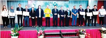  ?? ?? (From seventh left) Ting, Lee and Jack with representa­tives of agencies and companies, gathering for a photo-call after the MoU signing ceremony in Miri.