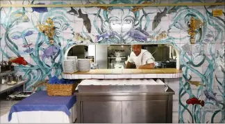  ?? (Photo d’archives Sébastien Botella) ?? La Divinité marine qui ornait le passe-plat a été définitive­ment engloutie lors de la démolition du restaurant de plage.