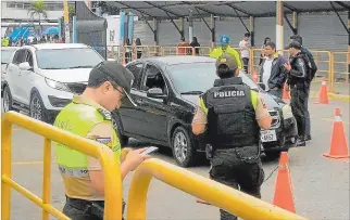  ?? CHRISTIAN VÁSCONEZ / EXPRESO ?? Medida. La Policía intensific­ó los controles en la universida­d, luego de la última detonación de un artefacto.