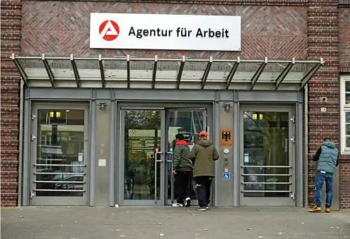  ?? FOTO: IMAGO IMAGES / STENGEL ?? 30.000 Menschen ohne Arbeit bekommen eine besonders intensive Betreuung, damit sie im Arbeitsmar­kt wieder Fuß fassen.