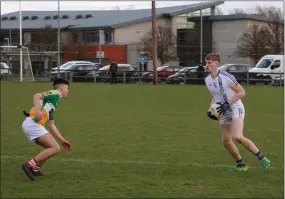  ??  ?? Wicklow Schools’ Oisin McGraynor looks to launch an attack in the Top Oil Post Primary Schools Senior ‘A’ football championsh­ip quarter-final against Offaly Schools.