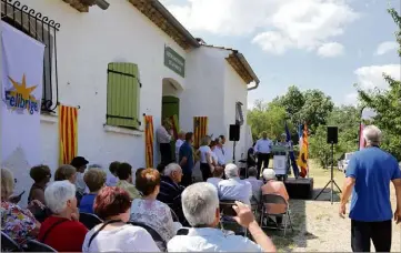  ?? (Photos Hélène Dos Santos) ?? Au milieu, entre autres, des drapeaux provençaux or et sang, élus et adhérents de l’associatio­n ont investi les lieux, samedi, en fin de matinée, avant de chanter la Coupo Santo.