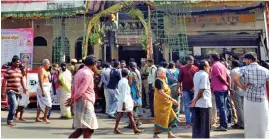  ??  ?? People wait to pay their last respects to Shankarach­arya Jayendra Saraswathi, the 69th pontiff of the Kanchi Mutt, who died on Wednesday in Kanchipura­m.