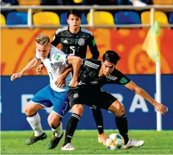  ??  ?? Arturo Naelson Cárdenas protege el balón en el debut del Tricolor juvenil.