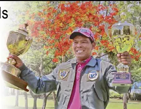  ?? ERNIE PEÑAREDOND­O ?? Jerson Balasabas raises his trophies in the ICTSI Villamor Philippine Masters at Villamor Air Base Golf Club.