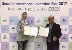  ??  ?? PENYELIDIK UMT dengan anugerah yang diterima di SIIF 2017.