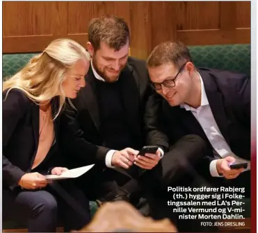  ?? FOTO: JENS DRESLING ?? Politisk ordfører Rabjerg ( th.) hygger sig i Folketings­salen med LA’s Pernille Vermund og V- minister Morten Dahlin.