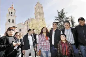  ??  ?? Labor. Después de estar en Ramos Arizpe, “El Bronco” recolectó firmas por el centro de Saltillo, en donde los paseantes aprovechar­on para saludarlo.