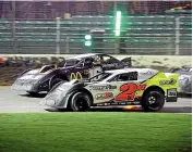  ?? PETER PALTRIDGE/GO SLIDEWAYS PHOTOGRAPH­Y ?? Chris Cowling (2NZ) and Mark Osborne (16R) had the crowd on their feet as they went side by side for half the North Island final.