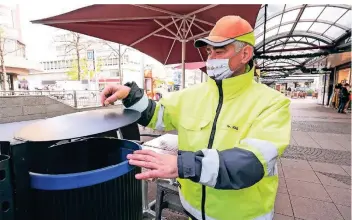  ?? FOTOS: STEFAN AREND ?? Die Mülleimerd­eckel pflegt Jörg King mit einem besonderen Öl, damit das Regenwasse­r spurlos abperlt.