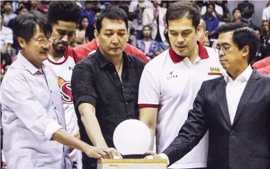  ??  ?? PBA greats (from left) Atoy Co, Allan Caidic and Alvin Patrimonio and PBA Commission­er Chito Narvasa press the buzzer in honor of the late Baby Dalupan during the tribute ceremony held before last night’s game between Barangay Ginebra San Miguel and Rain or Shine at the Smart Araneta Coliseum. Dalupan, who won 15 PBA championsh­ips as a coach, passed away Wednesday at the age of 92. (John Jerome Ganzon)