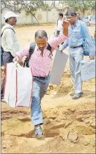  ?? PTI Photo ?? Officials carry EVMs to polling stations ahead of the Silli constituen­cy bypoll, in Ranchi on Sunday.