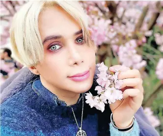  ?? Instagram ?? ONLINE Influencer Oli London. Having undergone surgeries to change their appearance, they equated being ‘transracia­l’ with the experience­s of transgende­r people who affirm their gender. |