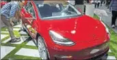  ?? BLOOMBERG ?? Tesla will try to build 6,000 of the sedans a week by the end of June, CEO Elon Musk told employees in an email