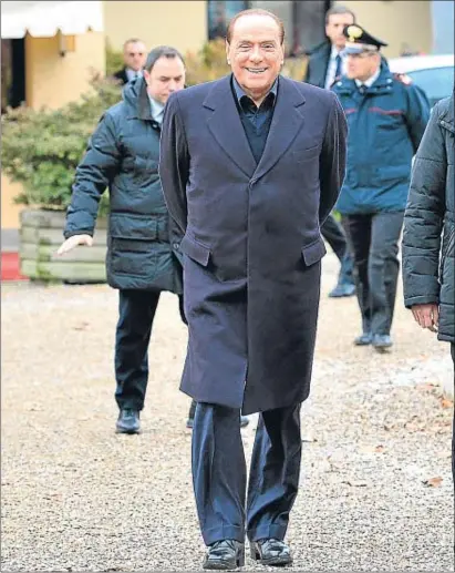  ?? GIUSEPPE CACACE / AFP ?? Jo acuso (Alemanya). Silvio Berlusconi va confirmar dissabte la seva candidatur­a al camp d’entrenamen­t del Milà i ahir va carregar contra Berlín en un canal de televisió seu