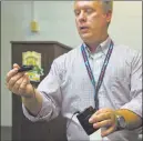  ?? L.E. BASKOW (2014) ?? Investigat­ive Specialist Dino Davis describes the significan­t parts of the bodyworn camera now being put to the test by Metro Police officers.